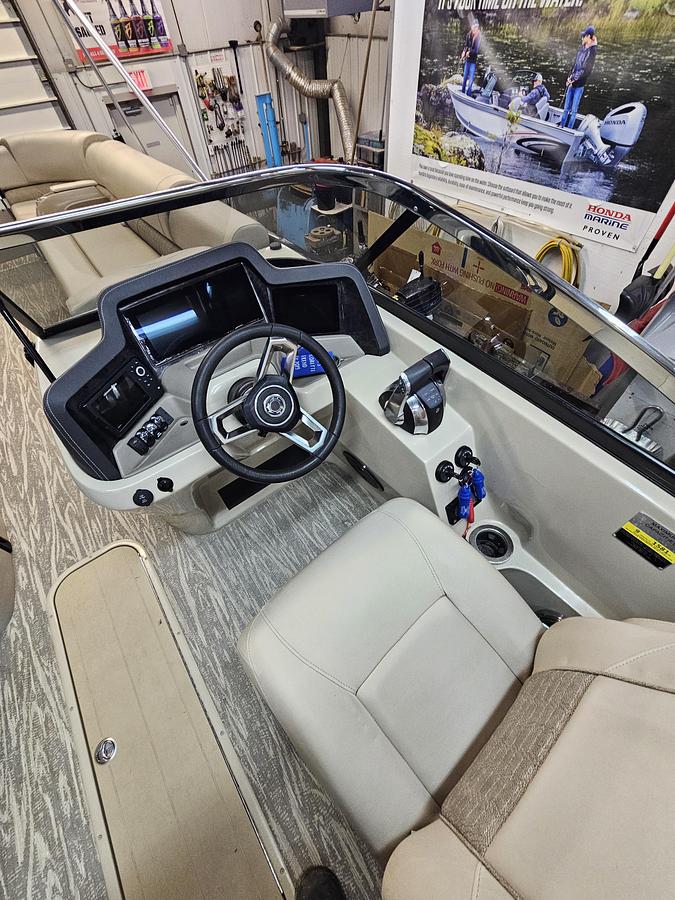 Used 2021 Avalon Excalibur winshield