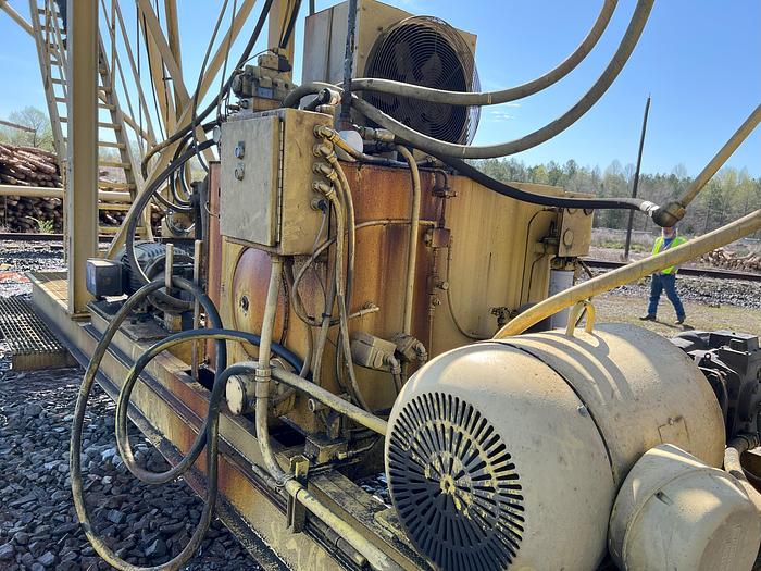 Used Fulghum 32000 LB Radical Crane