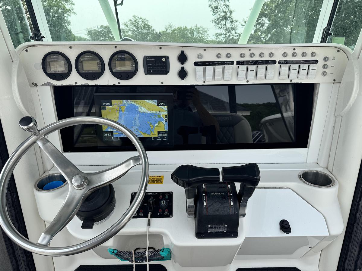 Used 2007 Everglades 260CC