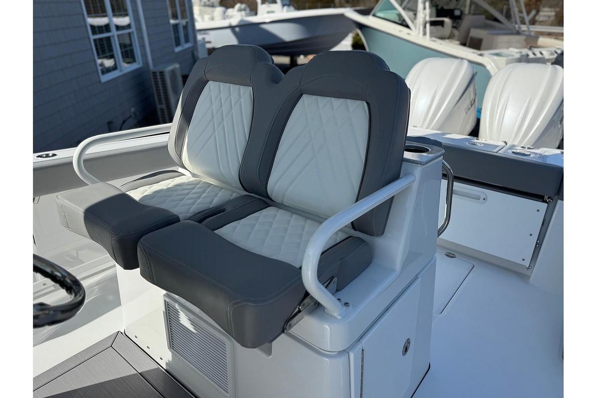 2025 Everglades 285 Center Console