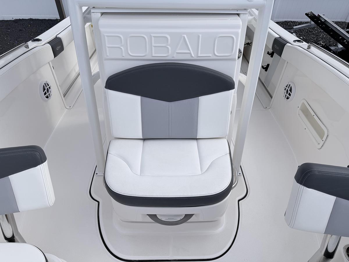 Used 2022 Robalo R222 Explorer