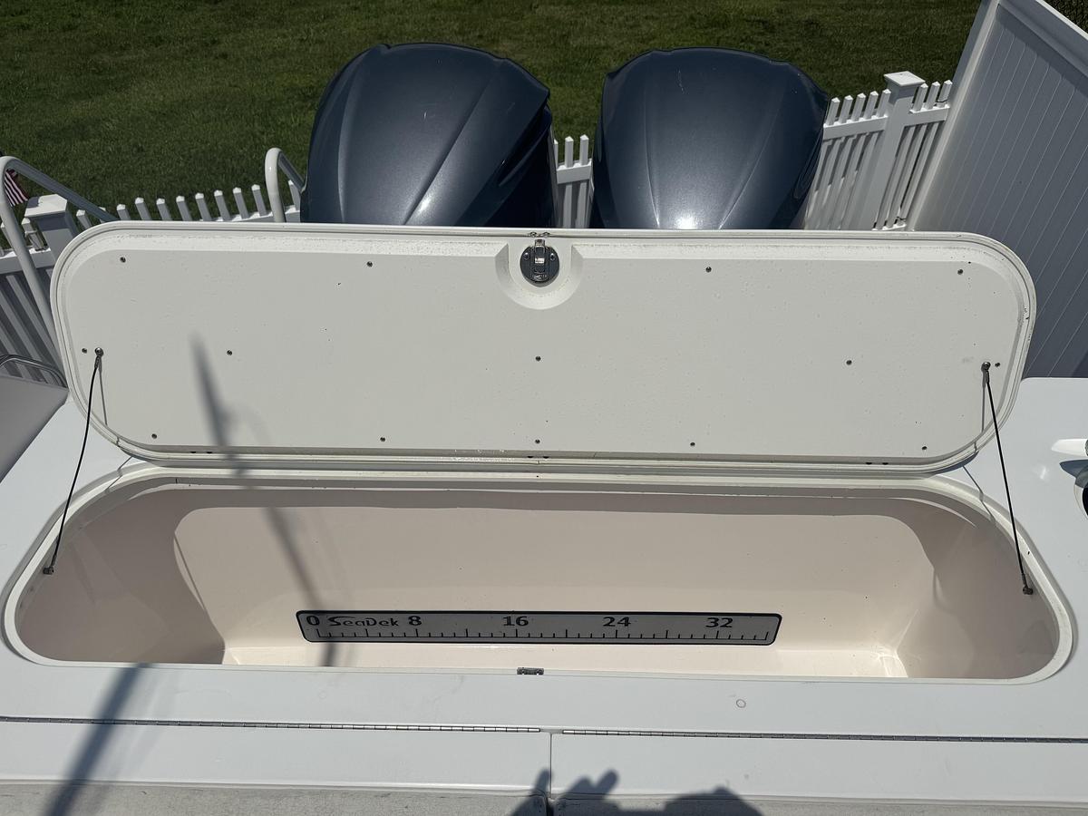 Used 2012 Everglades 325 Pilot