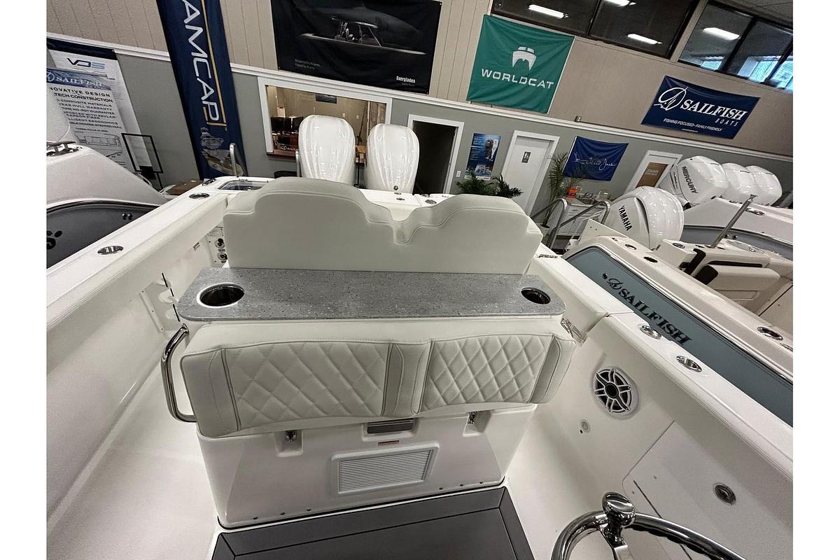 2024 Everglades 285 Center Console