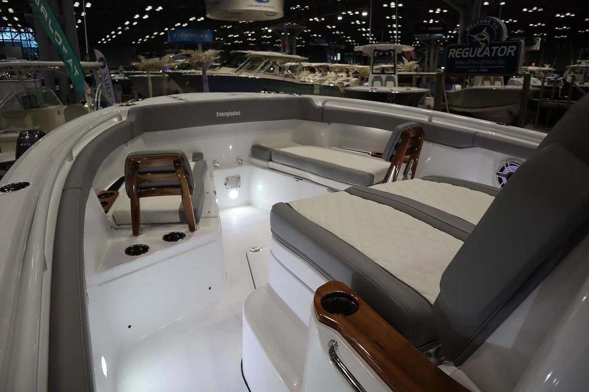 2025 Everglades 315 Center Console