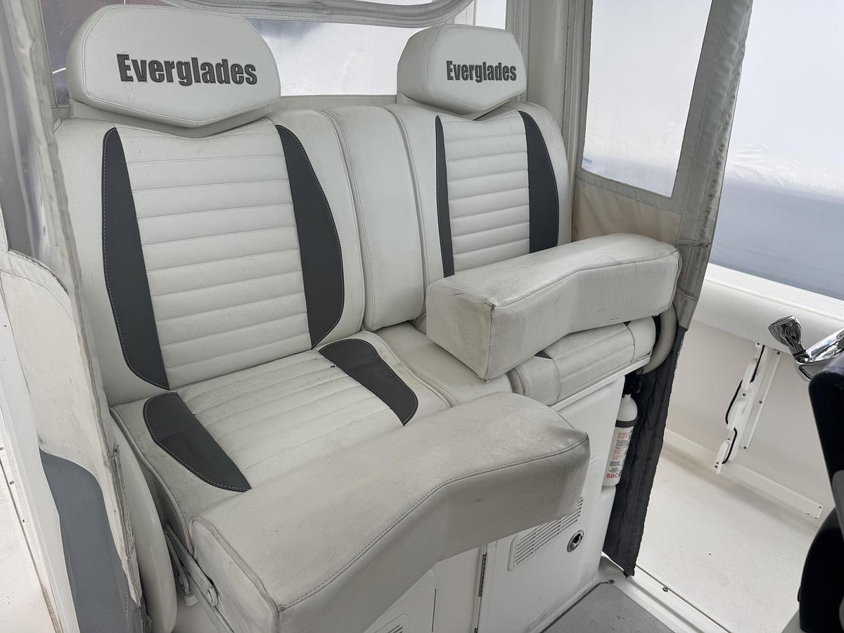 Used 2006 Everglades 290 Pilot