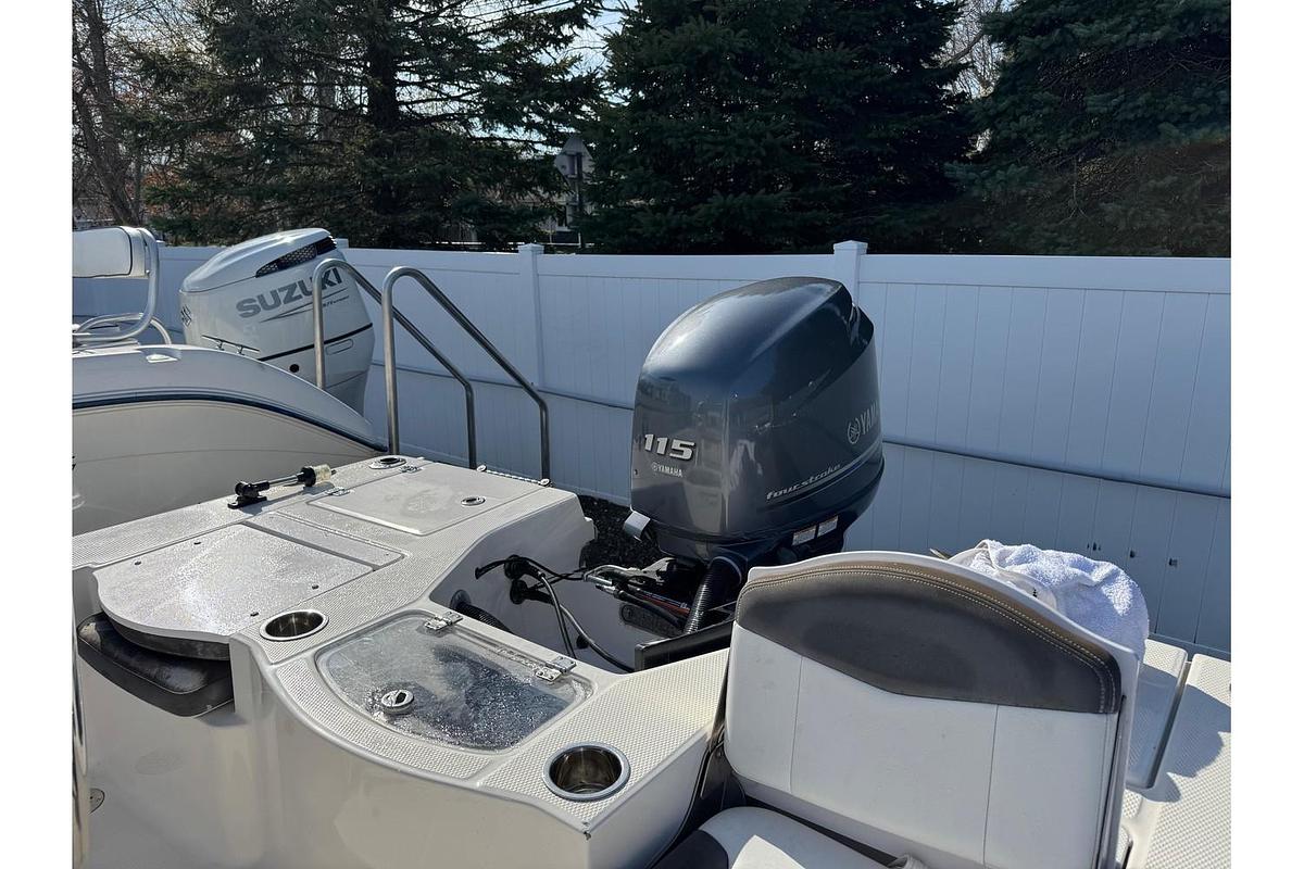 Used 2014 Robalo 206 Cayman