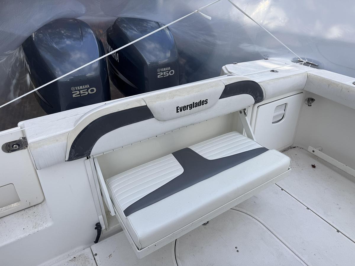 Used 2006 Everglades 290 Pilot
