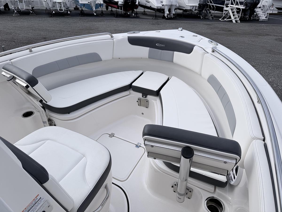 Used 2022 Robalo R222 Explorer