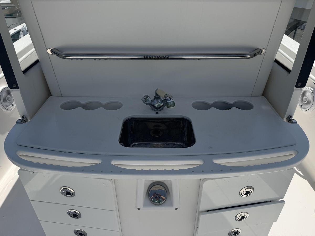 Used 2012 Everglades 325 Pilot