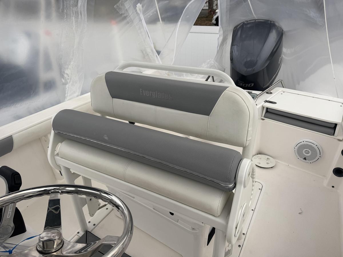 Used 2017 Everglades 230 Center Console