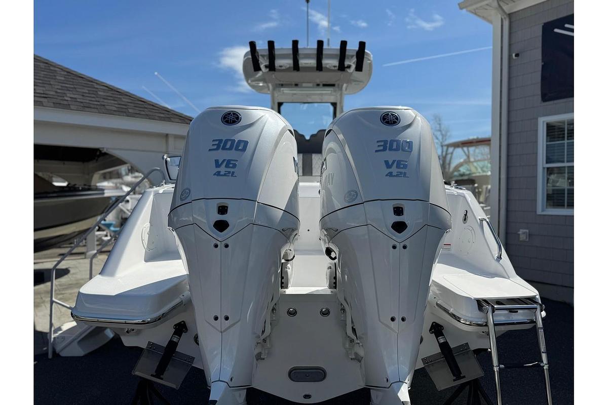 2025 Everglades 285 Center Console