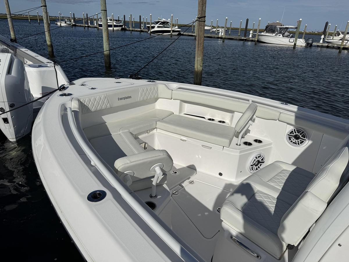 2024 Everglades 285 Center Console