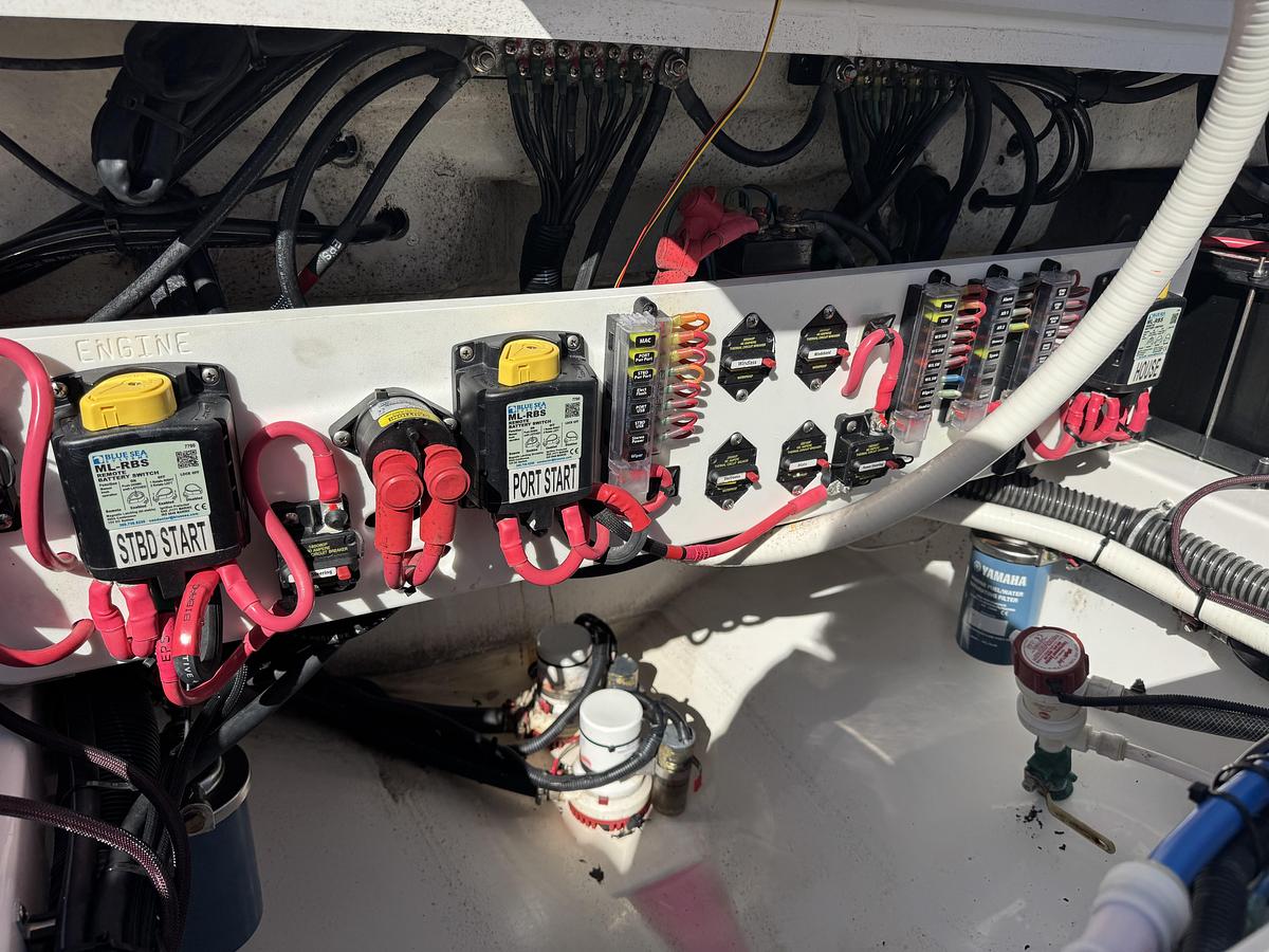 Used 2019 Everglades 273 Center Console