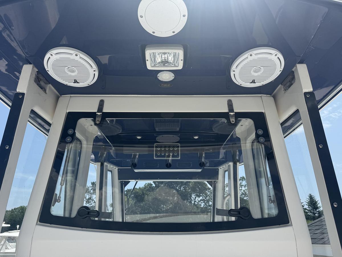 Used 2012 Everglades 325 Pilot