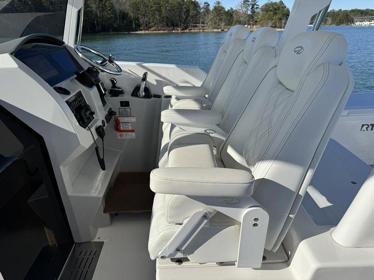 Used 2020 Regal 330SAV