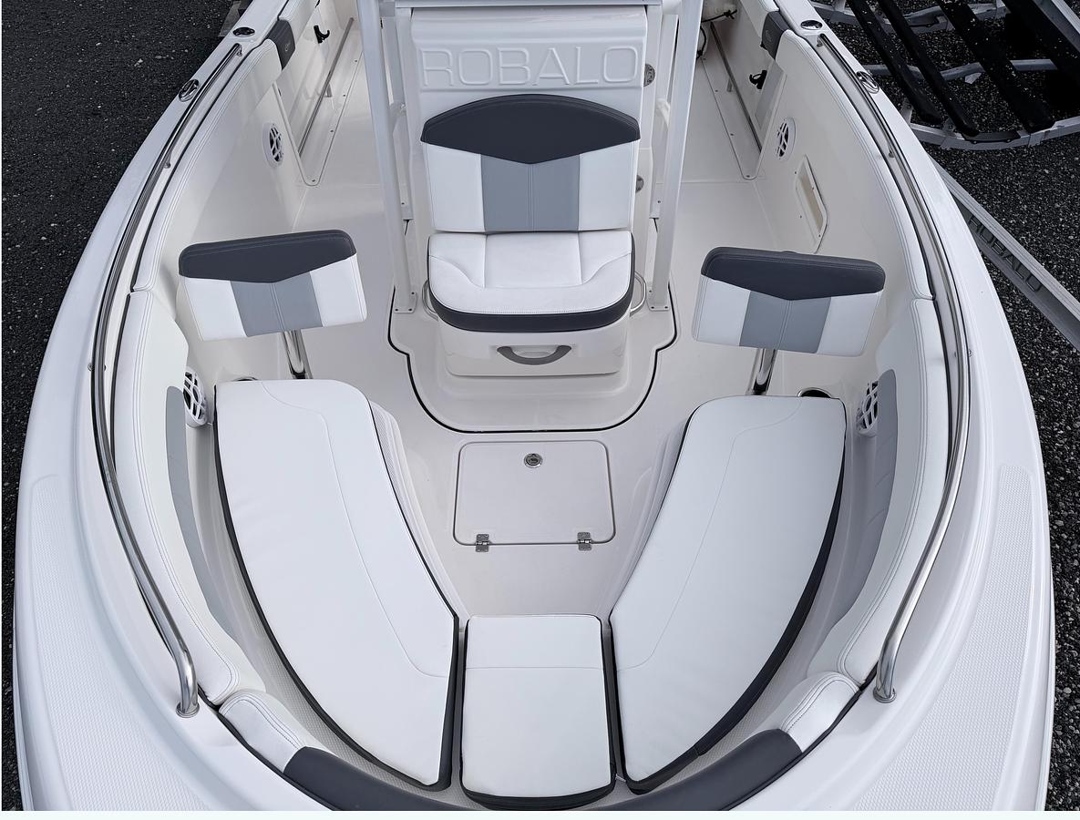 Used 2022 Robalo R222 Explorer