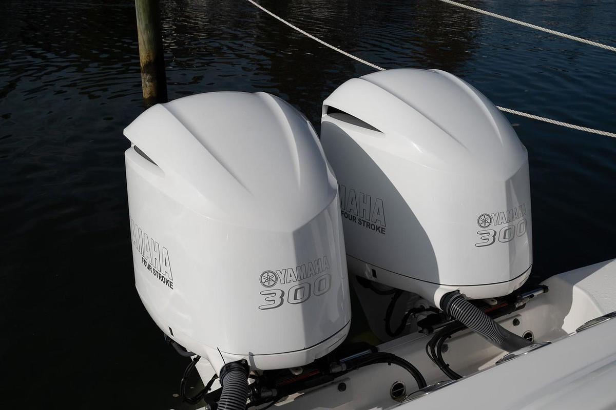 Used 2019 Everglades 295 Center Console