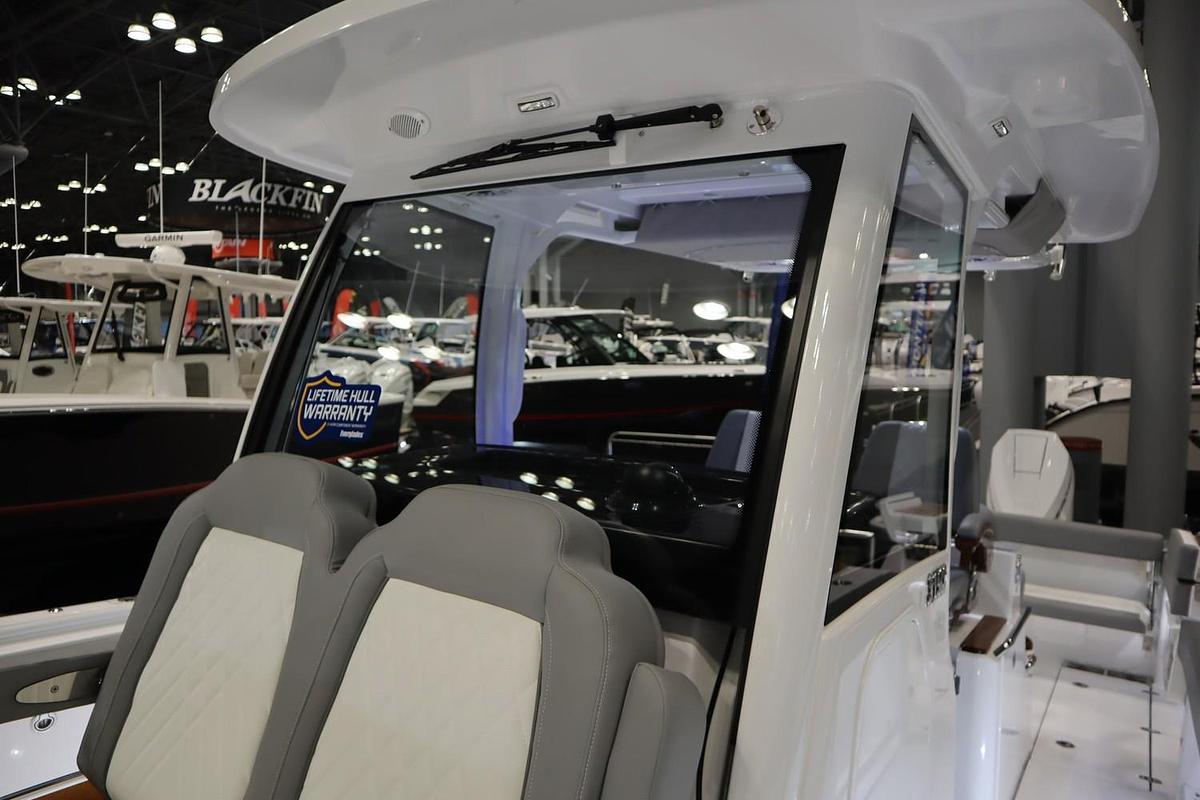 2025 Everglades 315 Center Console