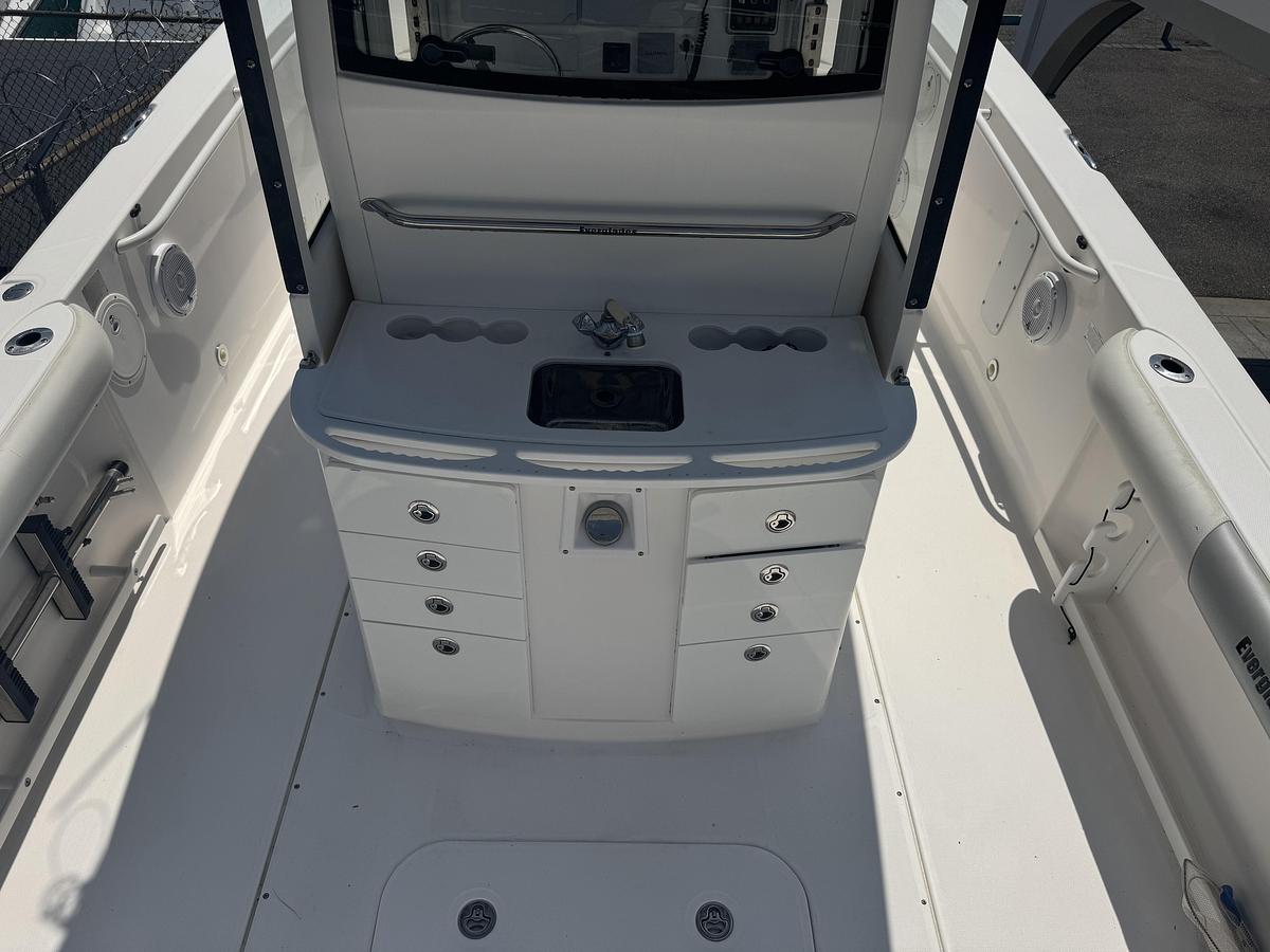 Used 2012 Everglades 325 Pilot