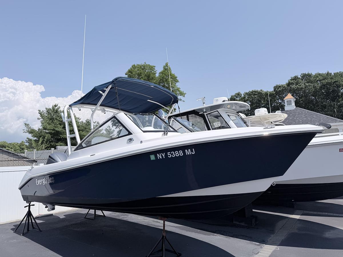 Used 2014 Everglades 230DC