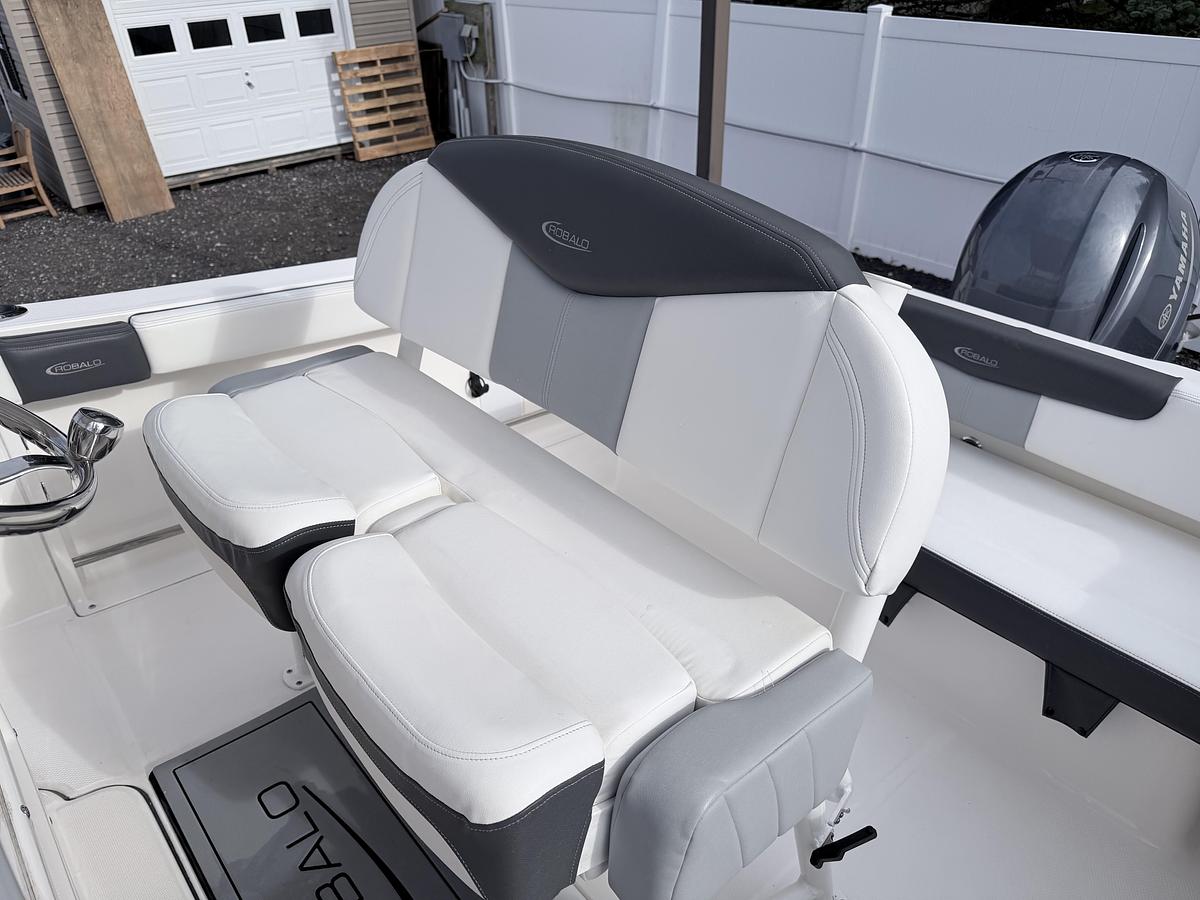 Used 2022 Robalo R222 Explorer