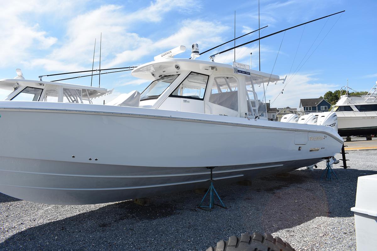 Used 2024 Everglades 395CC