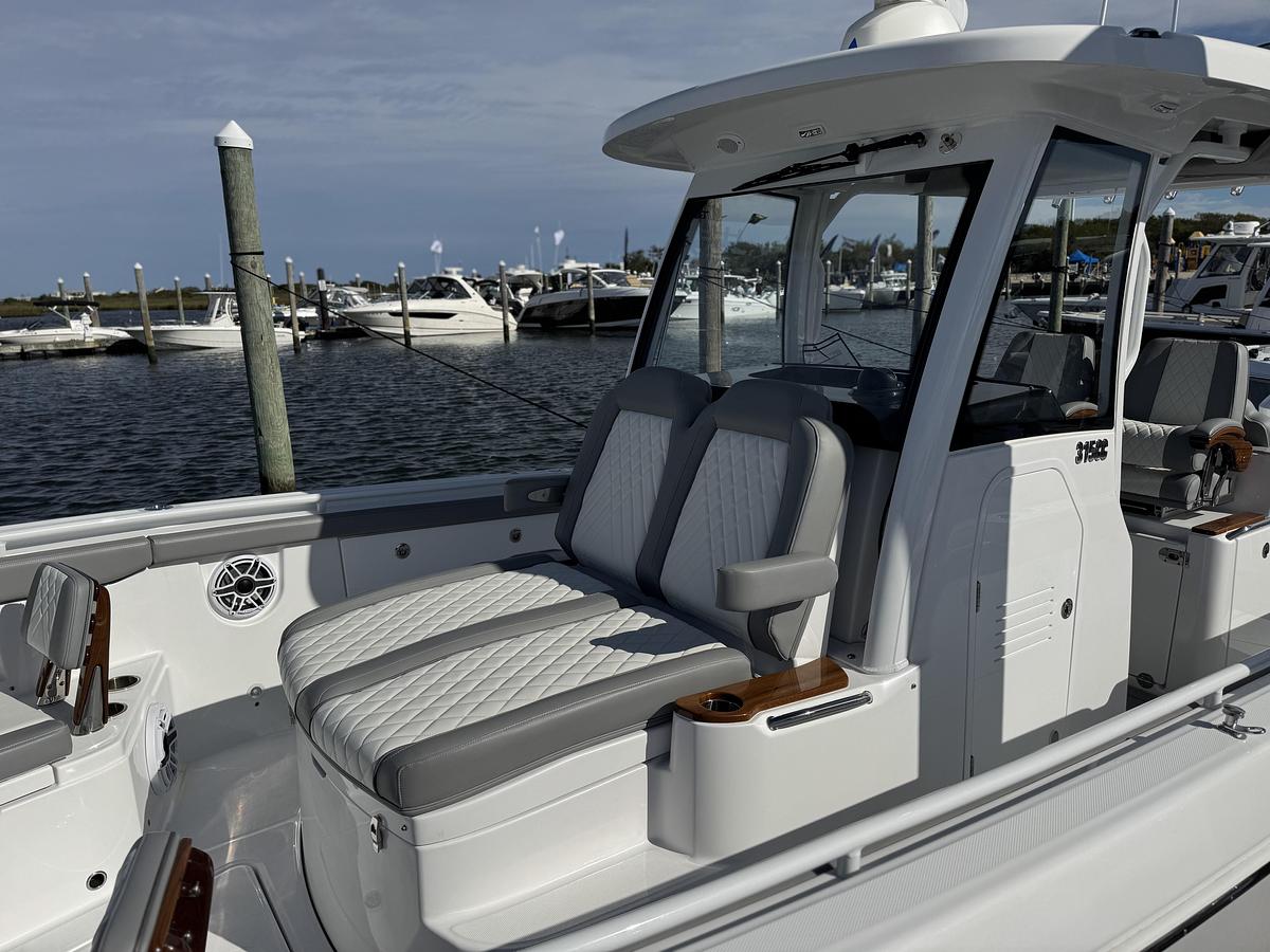 2025 Everglades 315 Center Console