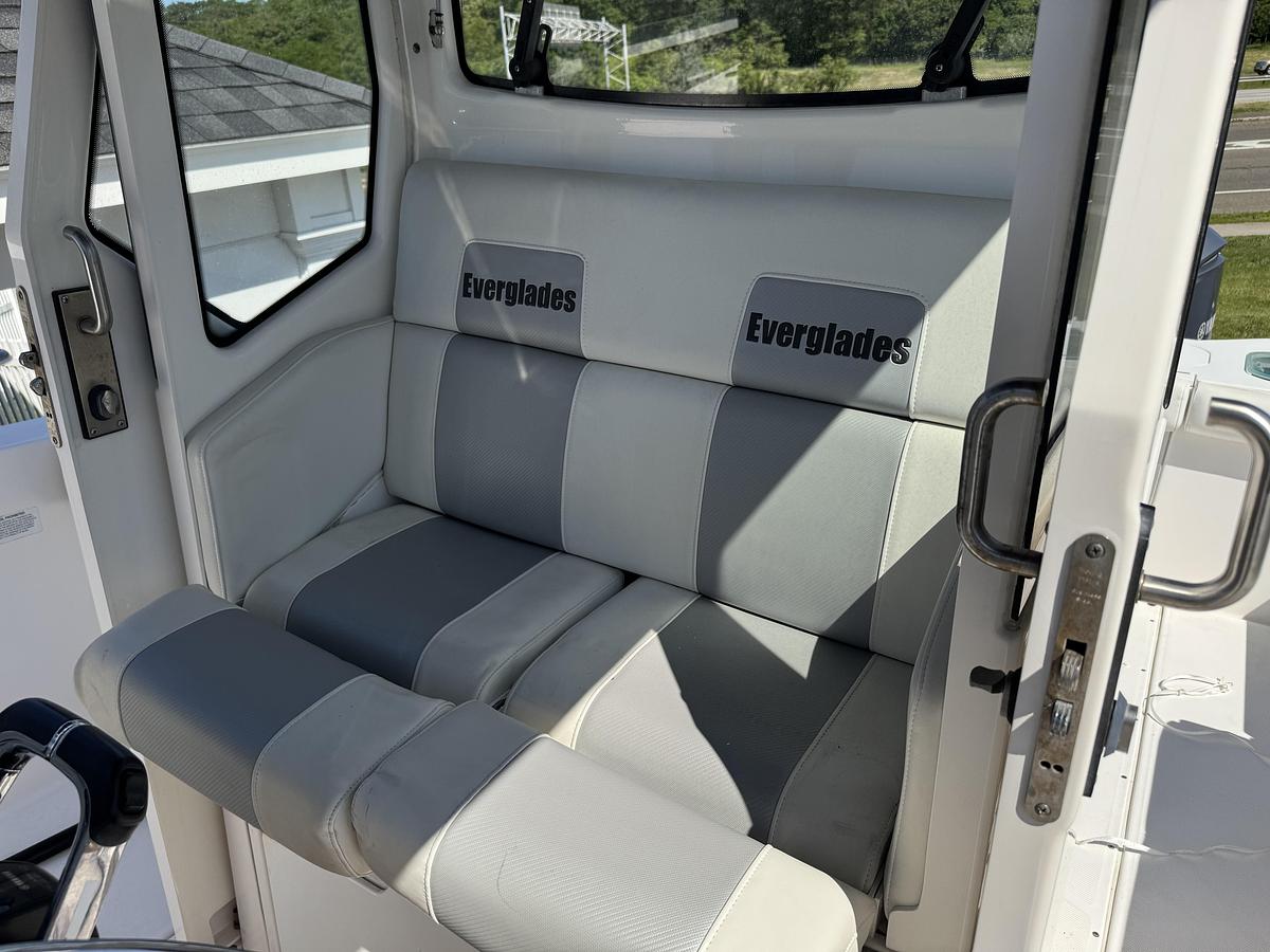 Used 2012 Everglades Boats 325 Pilot
