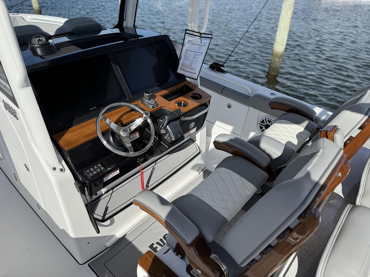 2025 Everglades 315 Center Console