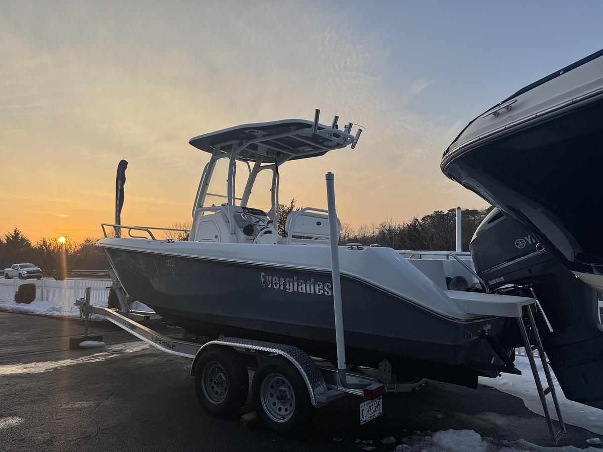 Used 2017 Everglades 230 Center Console
