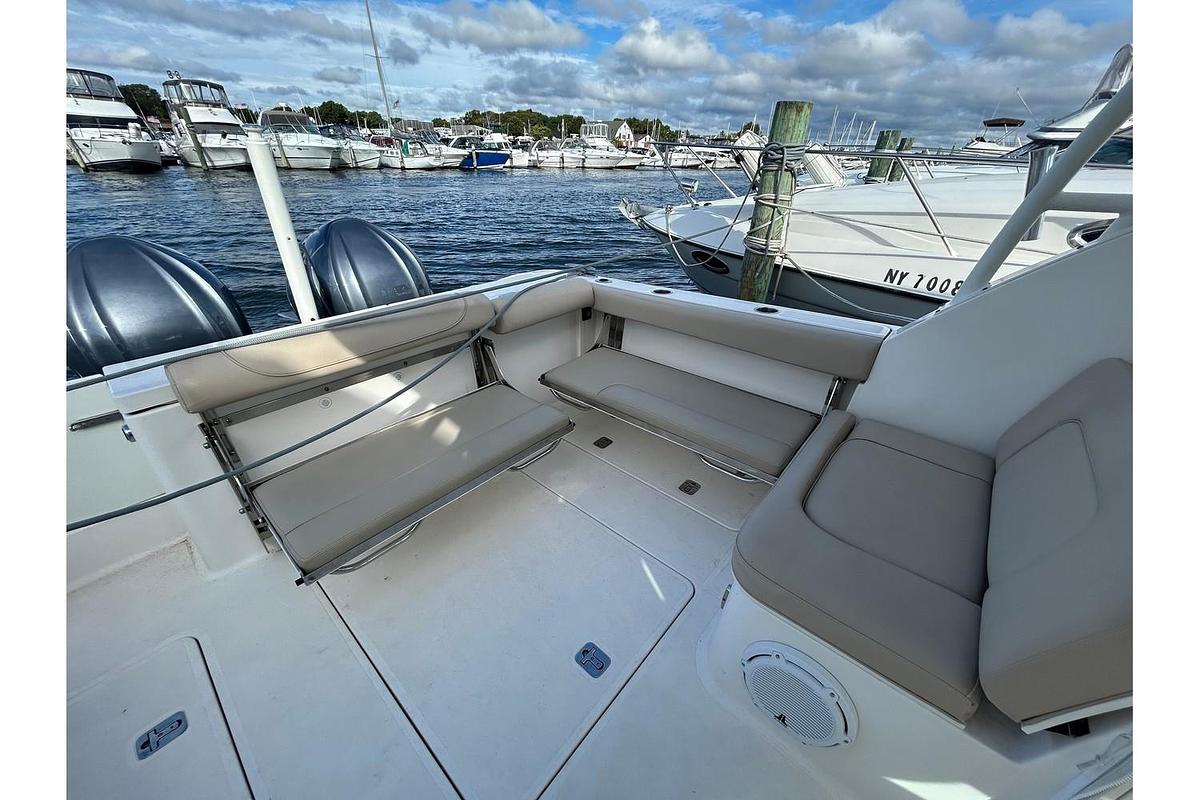 Used 2015 Pursuit DC 325 Dual Console