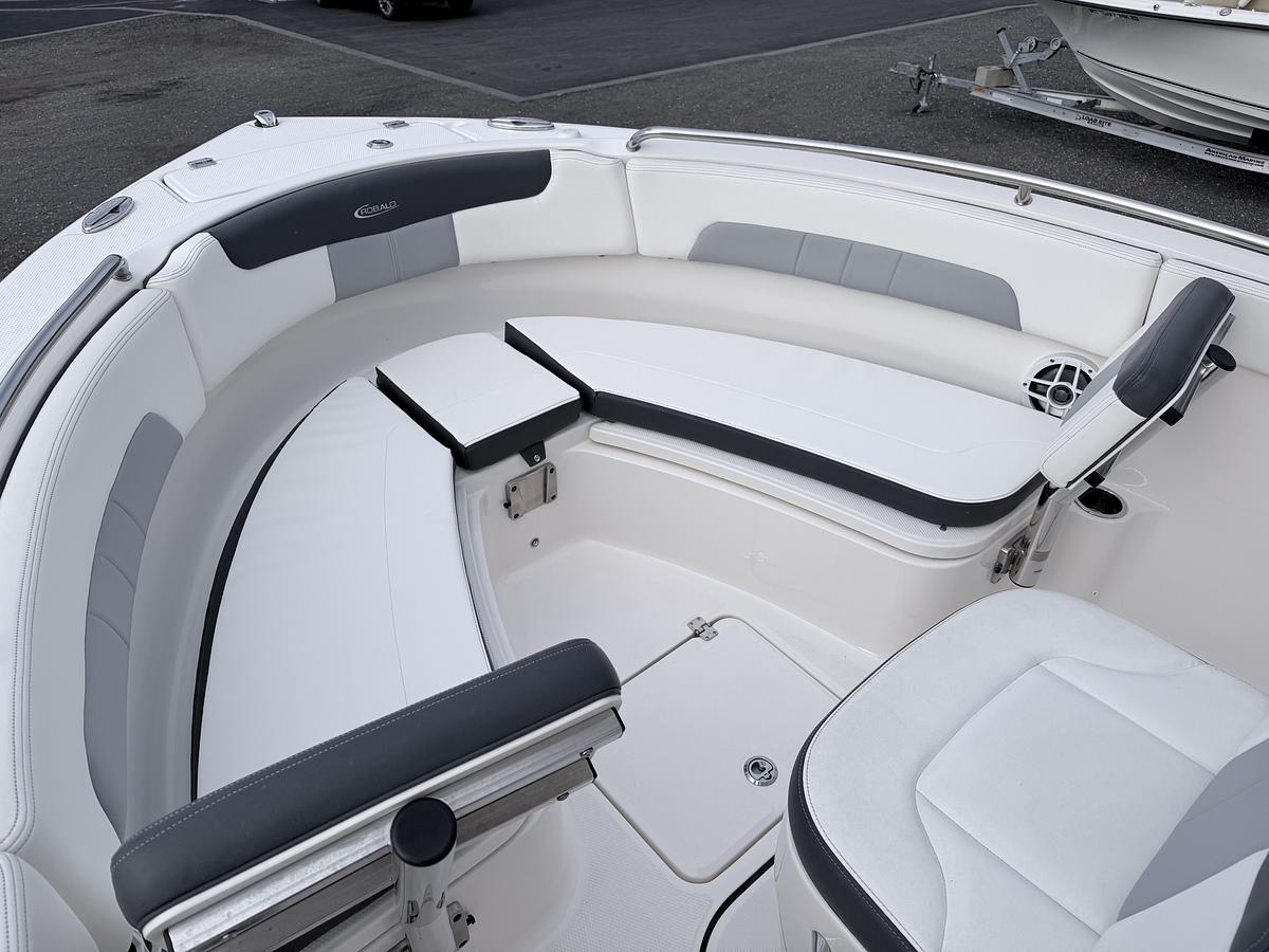 Used 2022 Robalo R222 Explorer