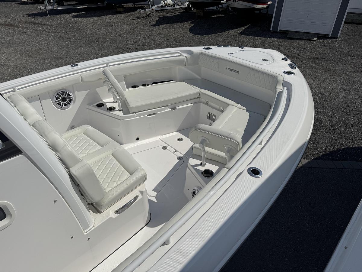 2024 Everglades 285 Center Console