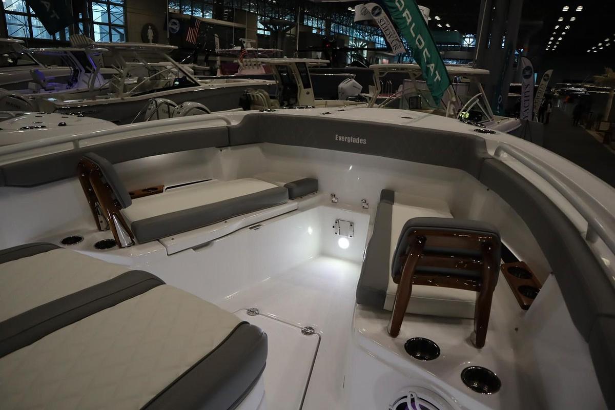 2025 Everglades 315 Center Console