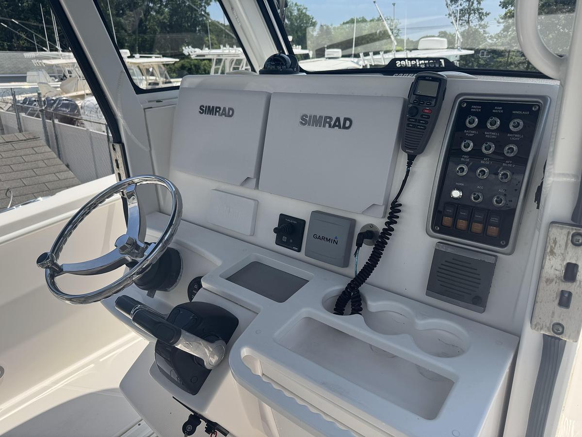 Used 2012 Everglades 325 Pilot