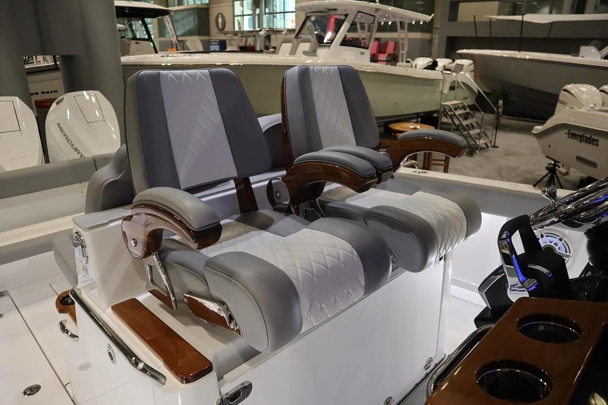 2025 Everglades 315 Center Console