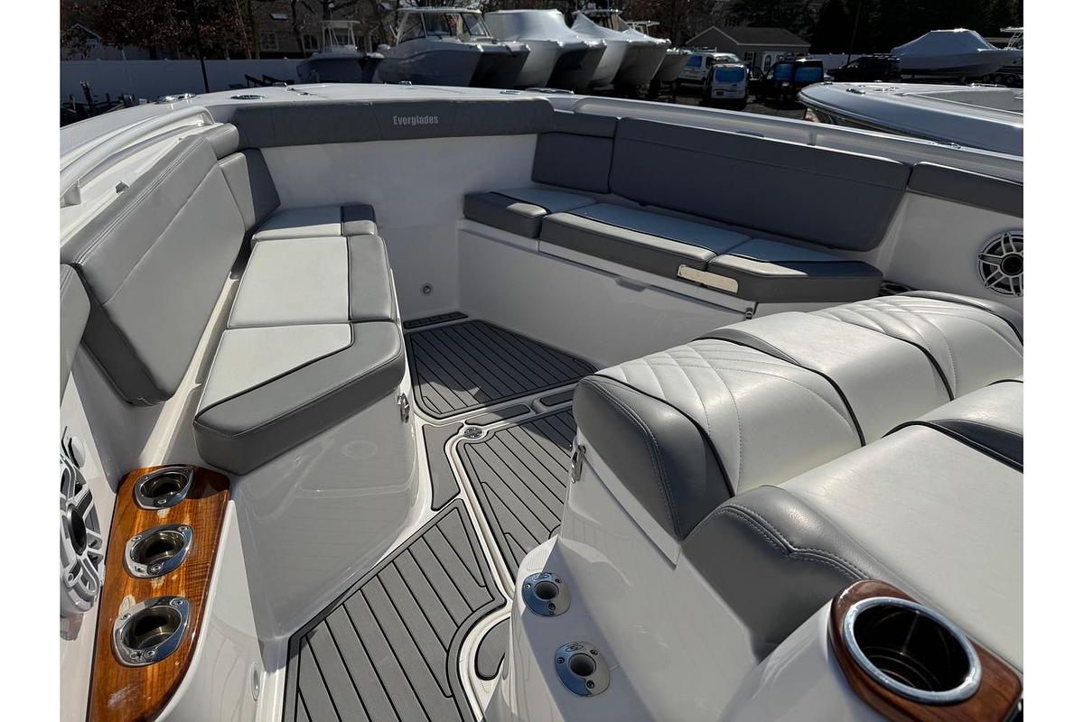 Used 2022 Everglades 395cc