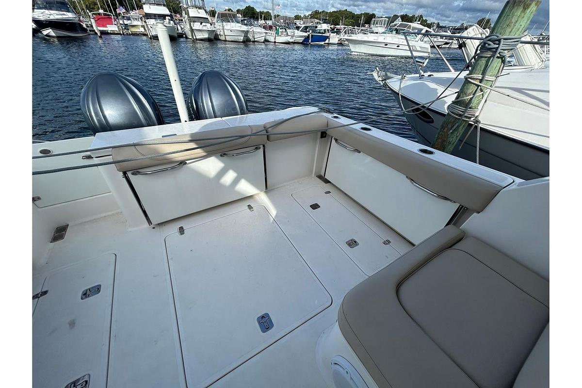 Used 2015 Pursuit DC 325 Dual Console