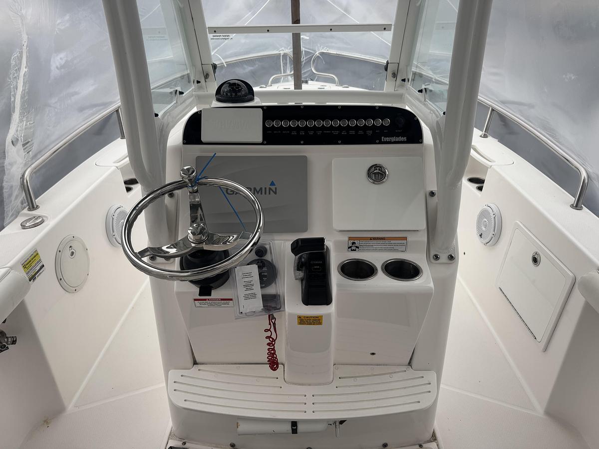 Used 2017 Everglades 230 Center Console