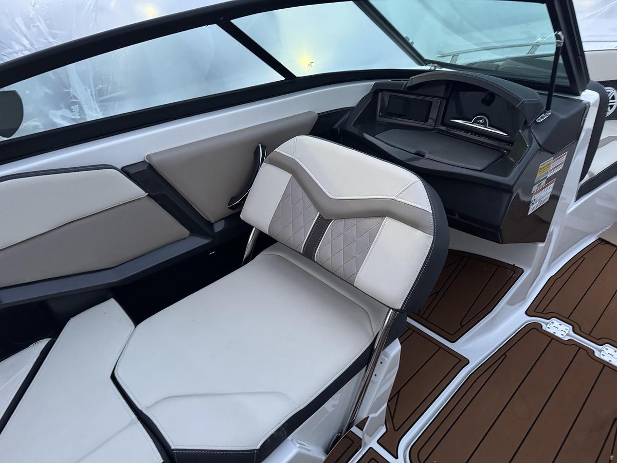 Used 2022 Monterey 235SS