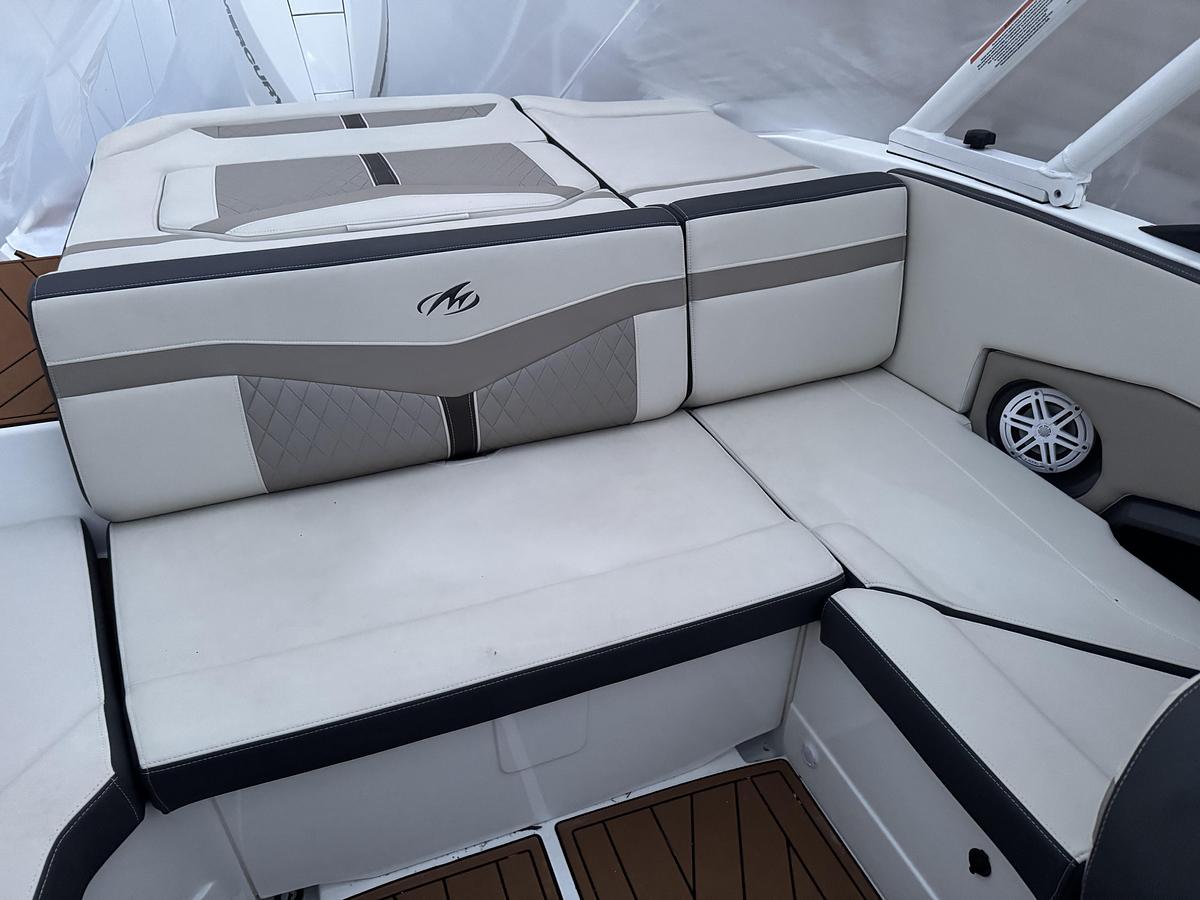 Used 2022 Monterey 235SS