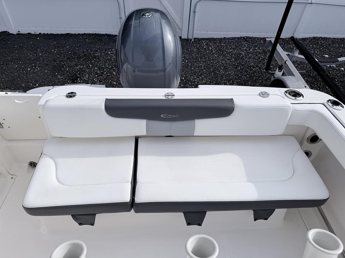 Used 2022 Robalo R222 Explorer