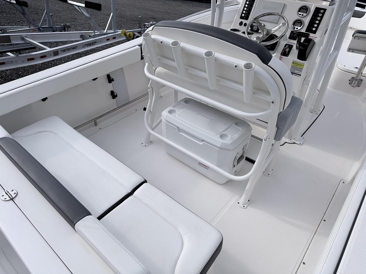 Used 2022 Robalo R222 Explorer