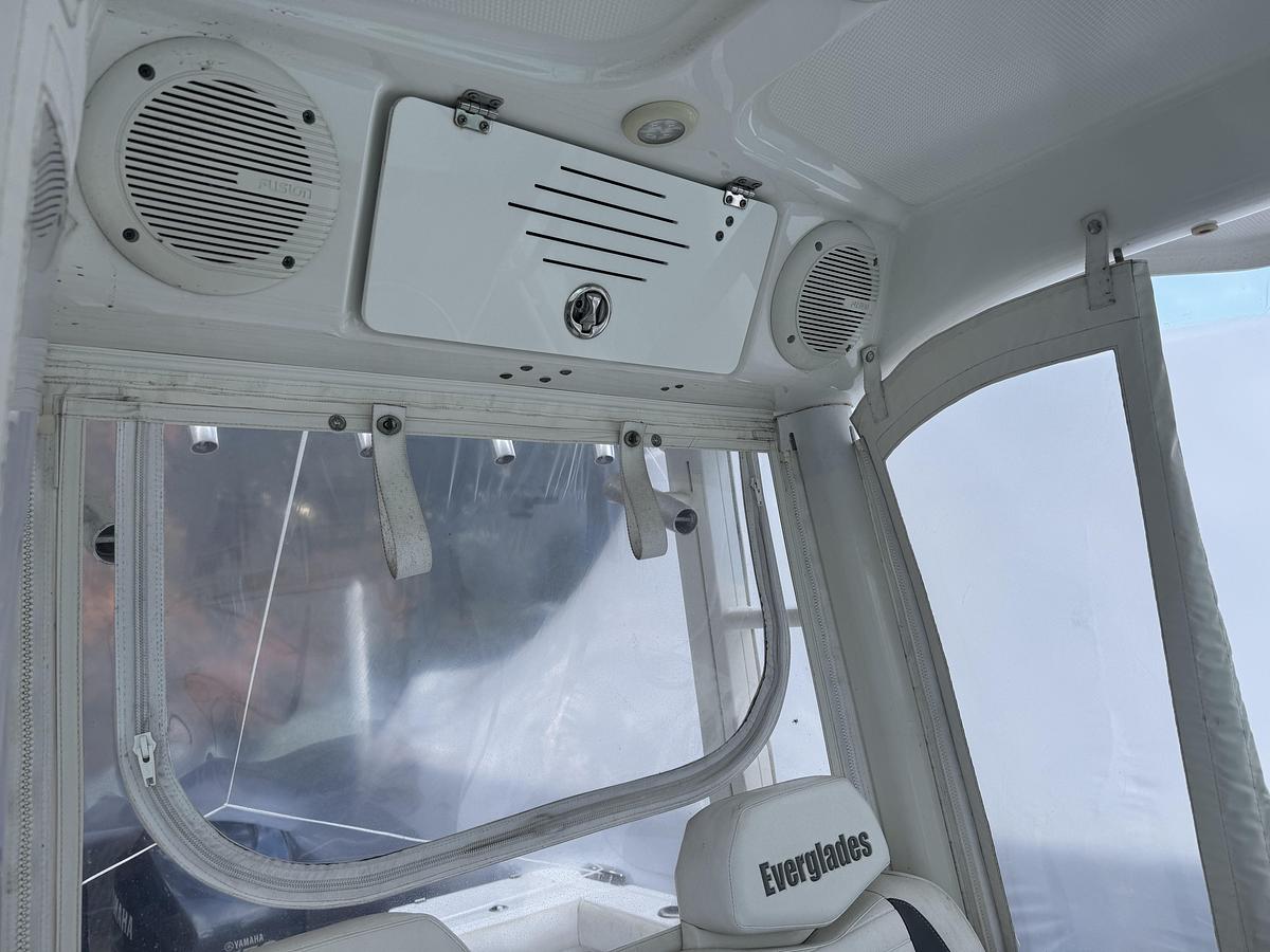 Used 2006 Everglades 290 Pilot