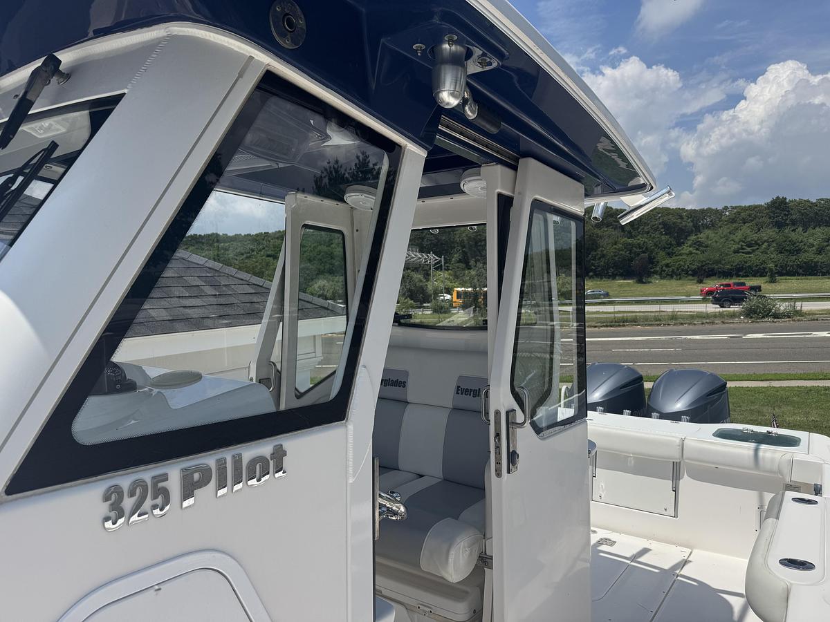 Used 2012 Everglades 325 Pilot