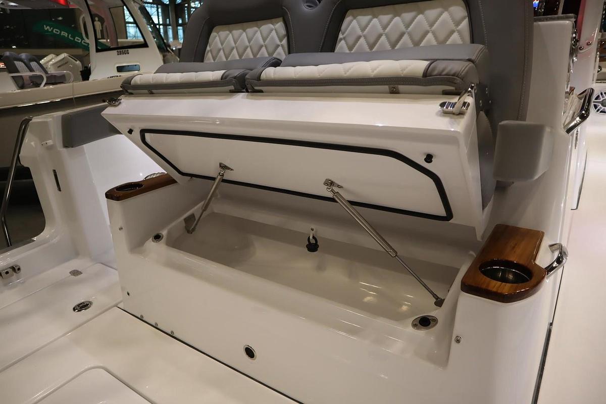 2025 Everglades 315 Center Console