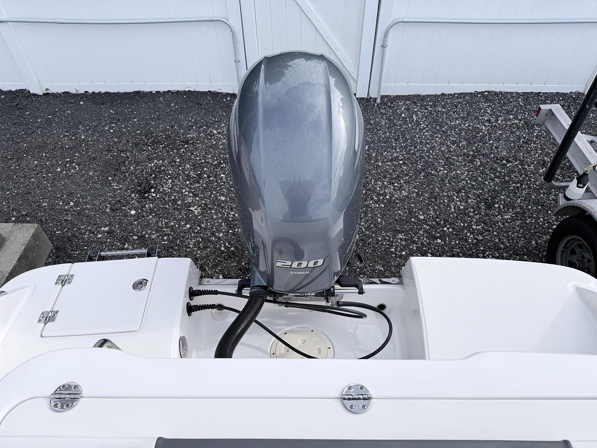 Used 2022 Robalo R222 Explorer
