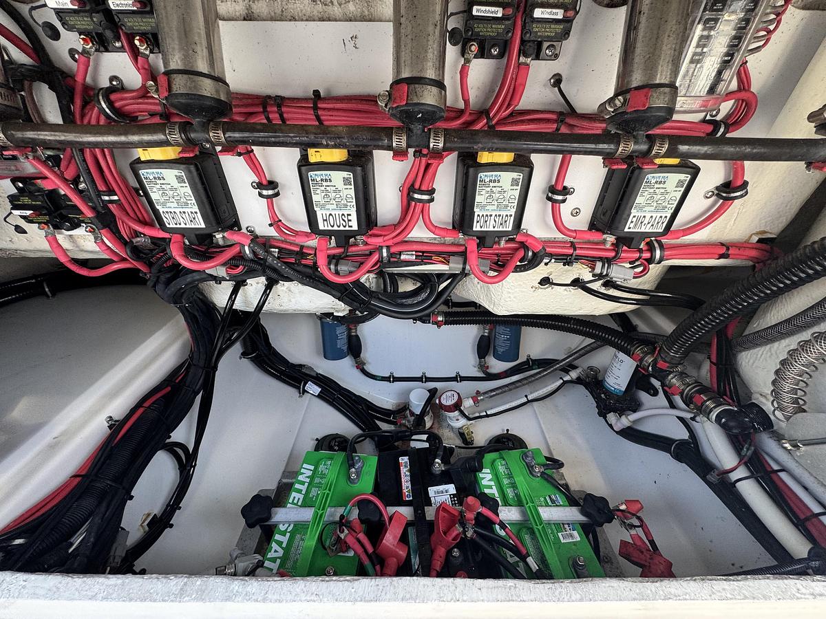 Used 2019 Everglades 295 Center Console