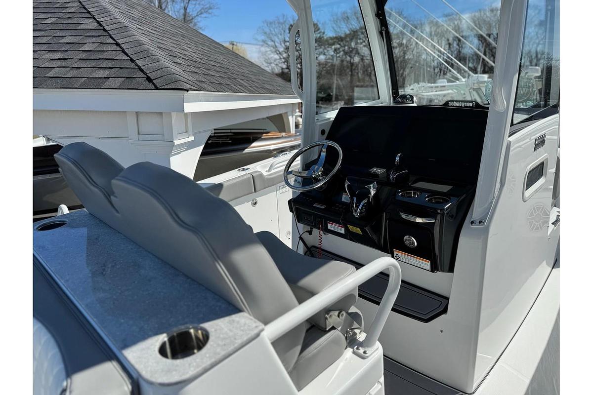 2025 Everglades 285 Center Console