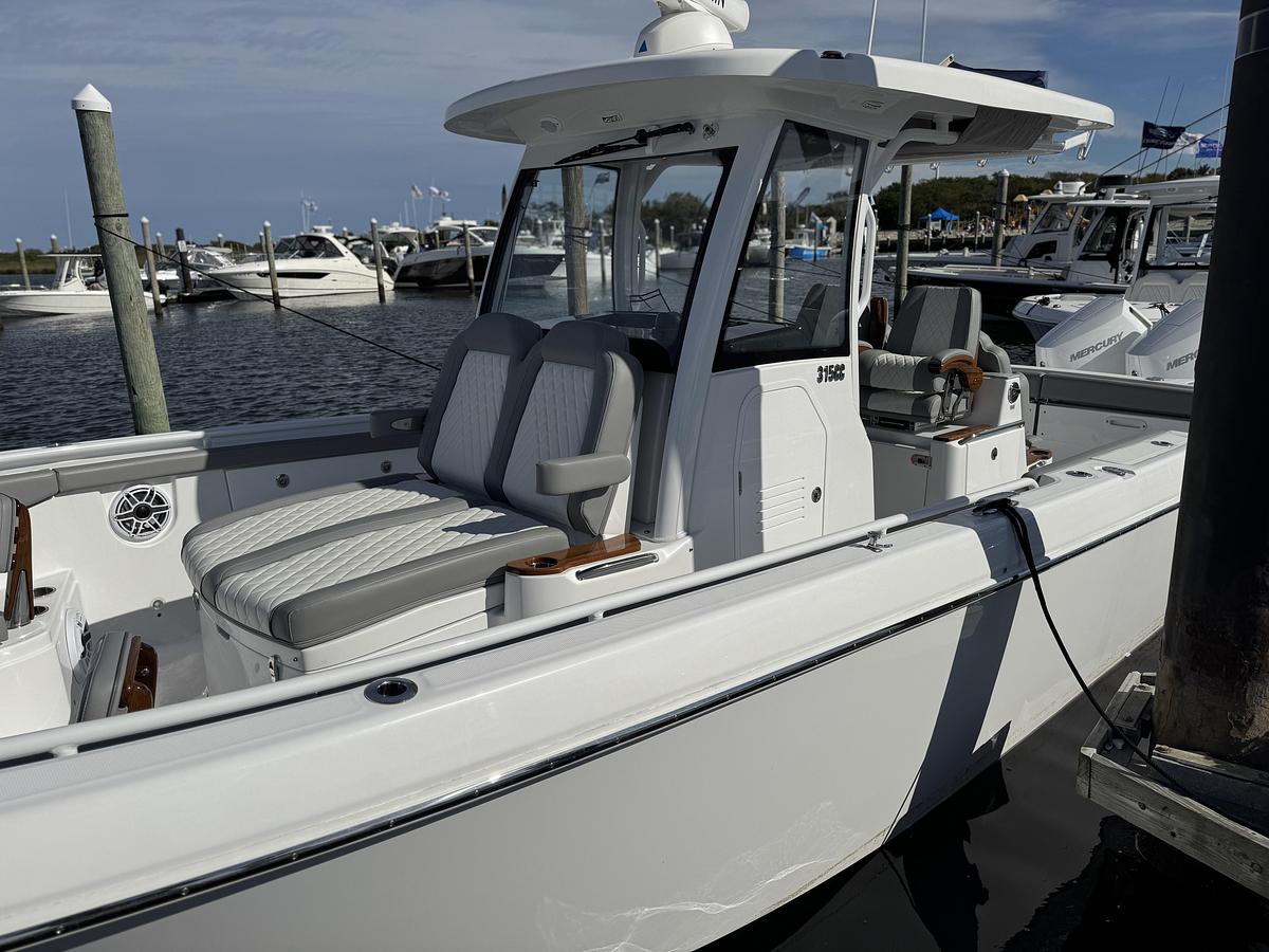 2025 Everglades 315 Center Console